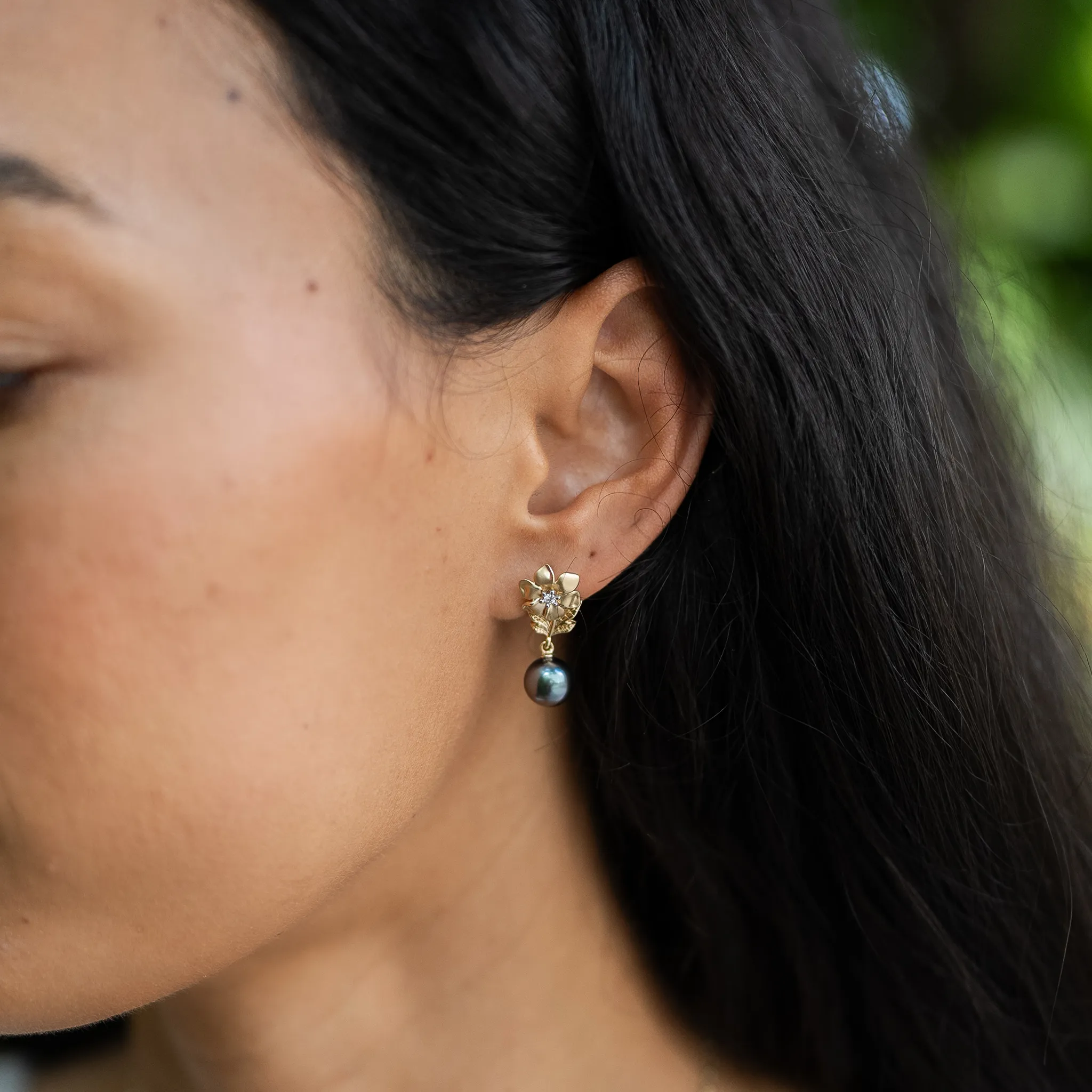 N????? Tahitian Black Pearl Earrings in Gold with Diamonds - 8-9mm
